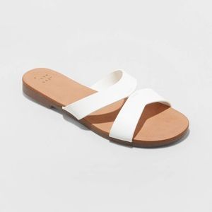 New with tags! Women's Cate Wide Width Slide
Sandals - A New Dayr White 10W